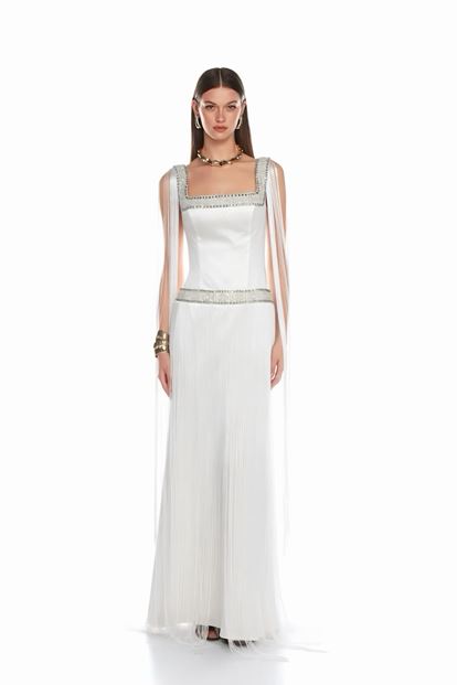 Abendkleid aus Knochenweiß mit eckigem Ausschnitt und Quasten